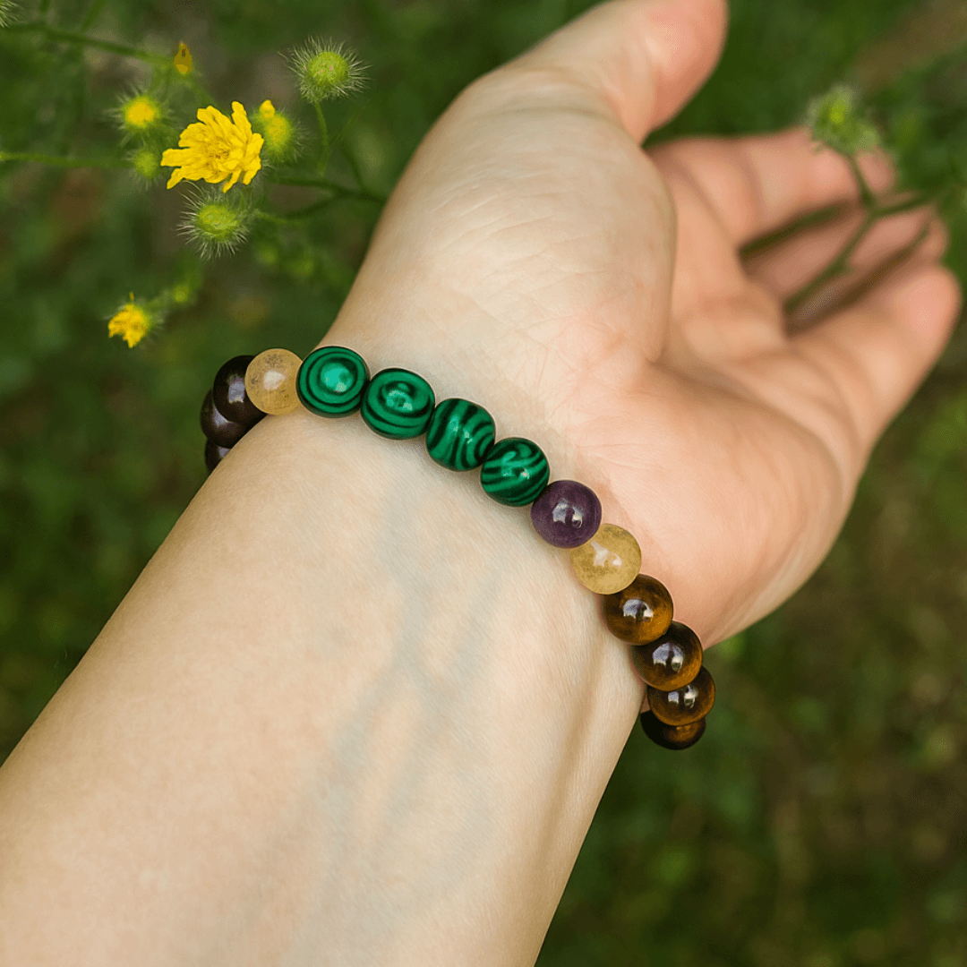 Bracelet Abondance et Chance en Pierre avec différentes pierres naturelles sur un poignet.