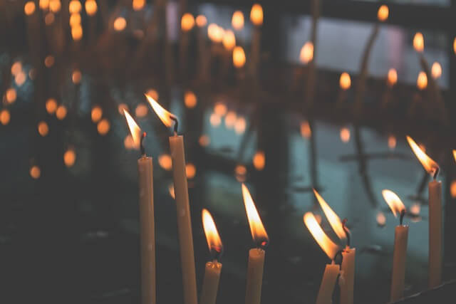 bougies rituelles colorées pour la magie et la manifestation d'intentions