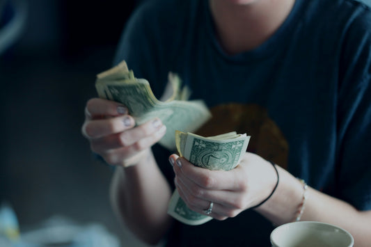 lune nouvelle avec bougies et pièces dorées pour un rituel d'abondance financier