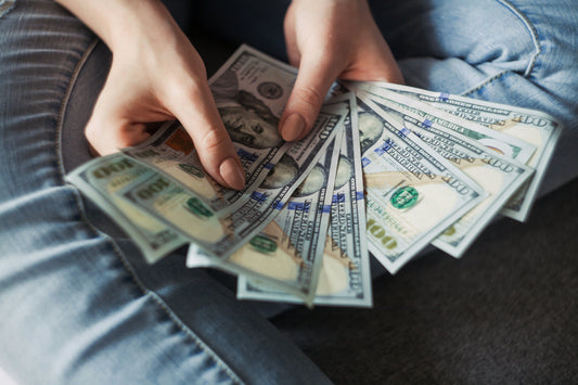 pièces et billets symbolisant les blocages financiers à lever avec la numérologie