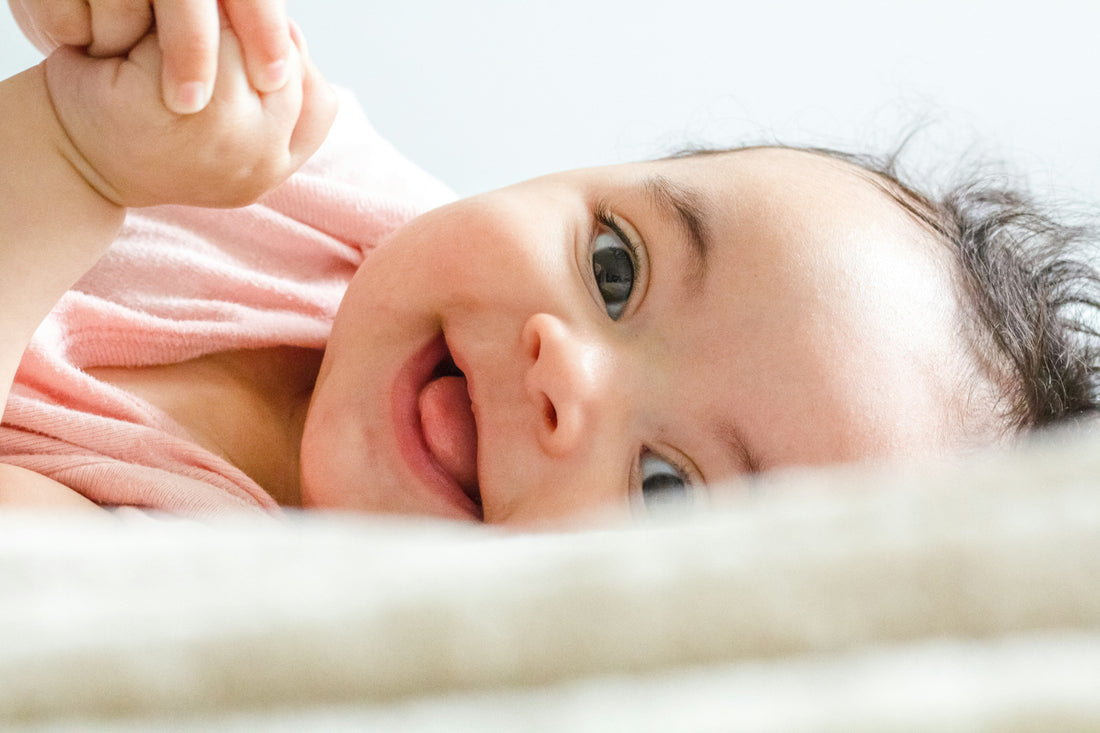 prénom de bébé écrit en lettres dorées avec des symboles de numérologie et d'énergie spirituelle