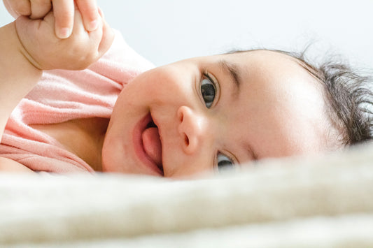 prénom de bébé écrit en lettres dorées avec des symboles de numérologie et d'énergie spirituelle