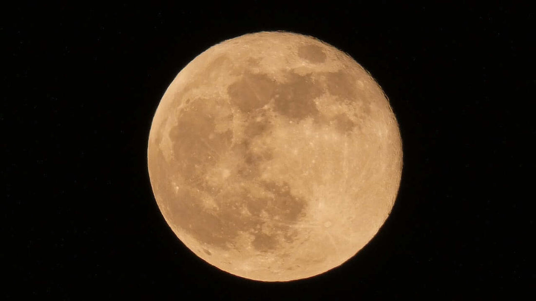 rituel de pleine lune sous la lumière lunaire - magie et intentions