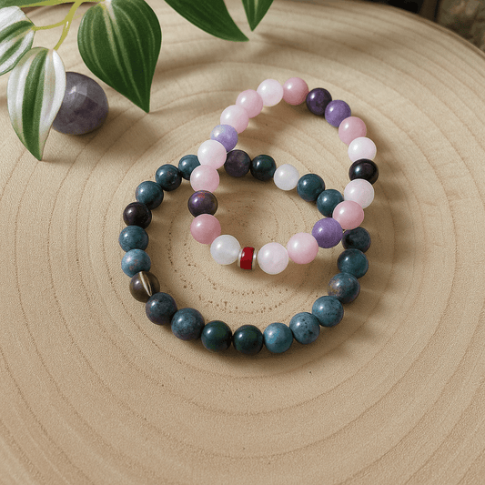 Bracelet duo couple featuring colorful beads representing love and fidelity on a wooden surface.